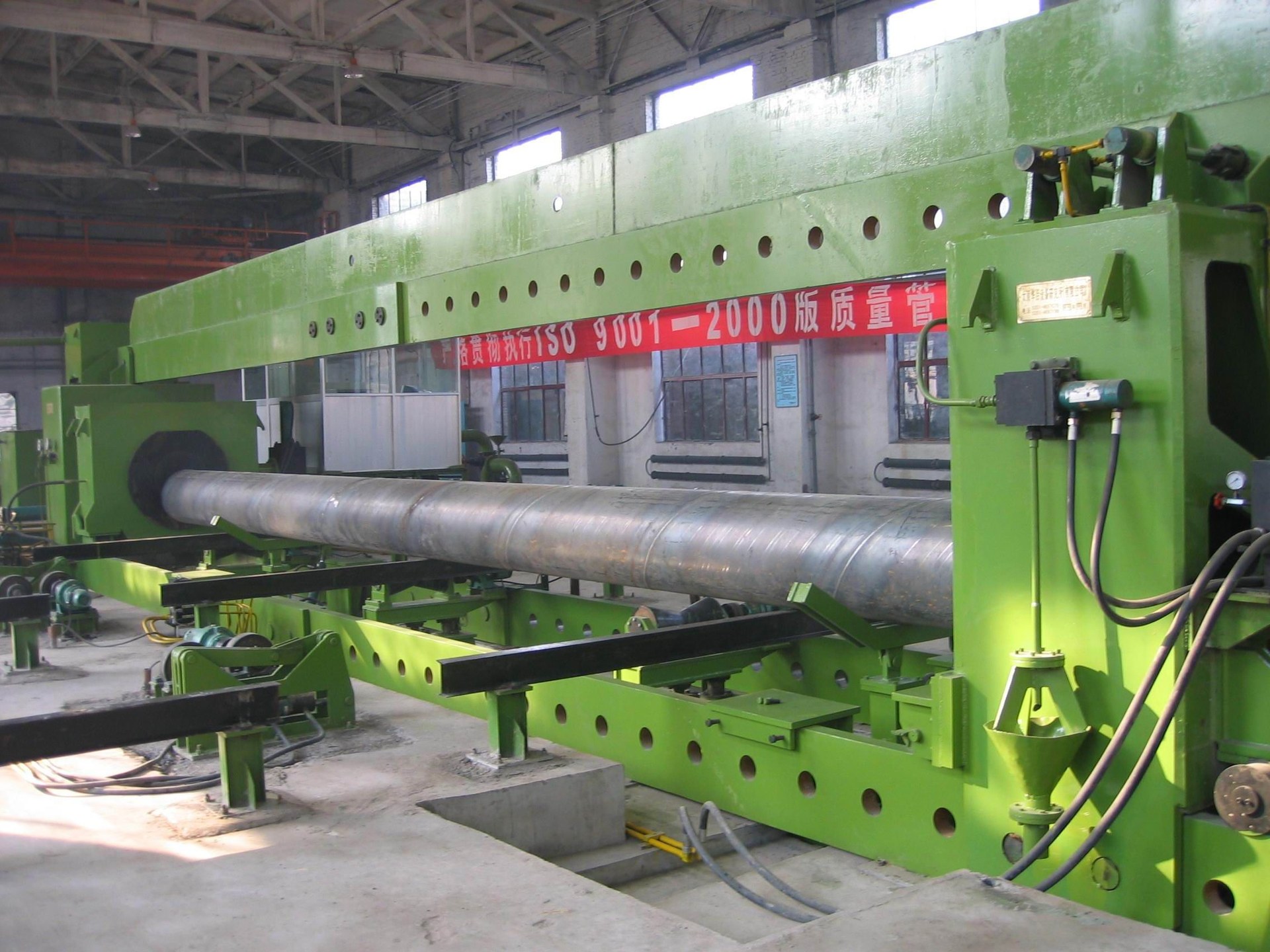 Spiral welded pipe set in a pressure test rig