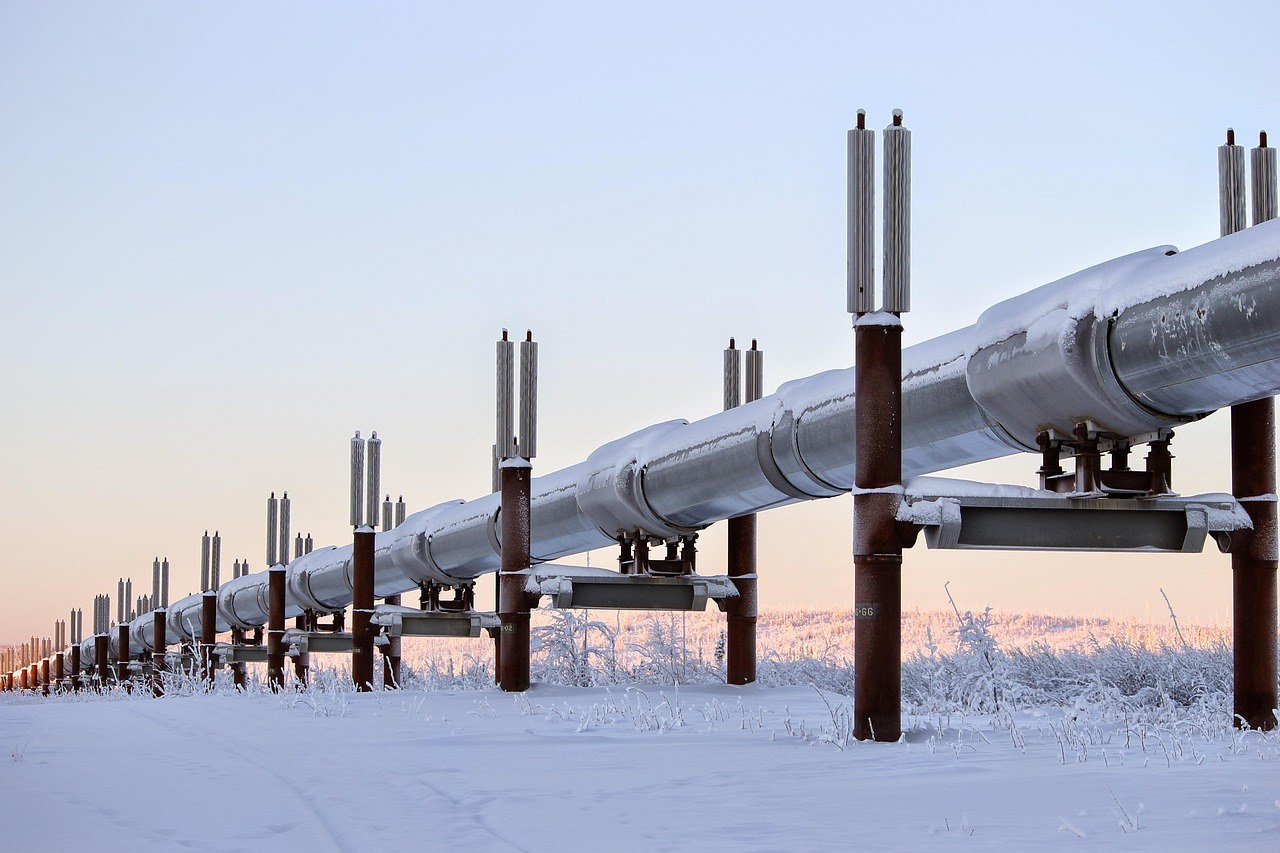 Steel pipeline with frost in a cold-climate environment